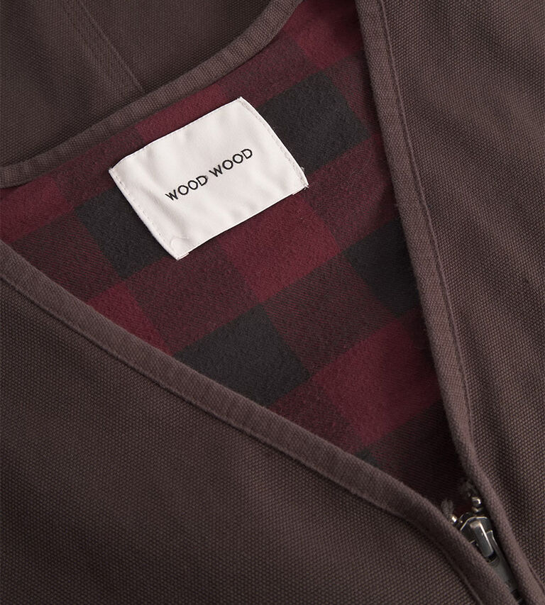 Se vårat urval av västar till herr hos Illums Bolighus