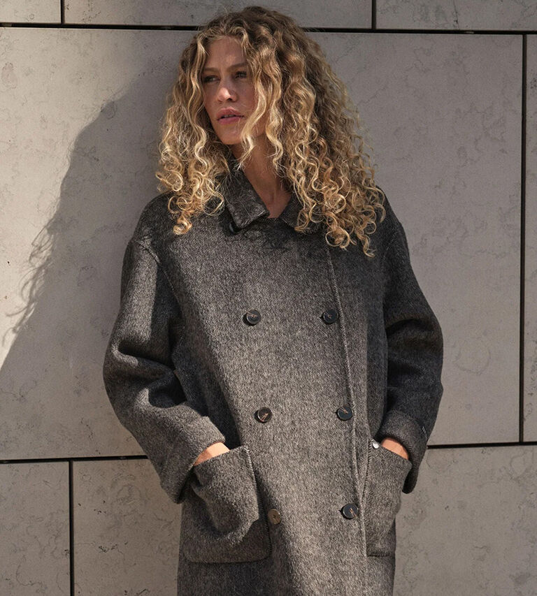 Se vårat urval av jackor & kappor till dam hos Illums Bolighus