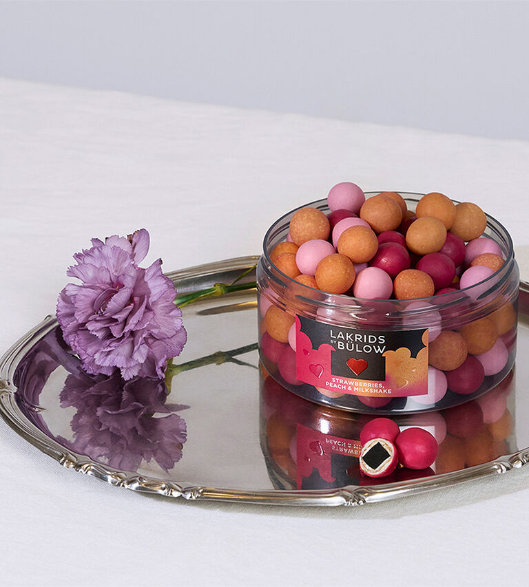 K&ouml;p alla hj&auml;rtans dag g&aring;vor fr&aring;n Lakrids by b&uuml;low hos Illums Bolighus