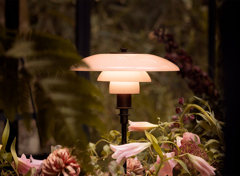 Köp årets PH 3/2 Dusty Terracotta Limited Edition bordslampa från Louis Poulsen