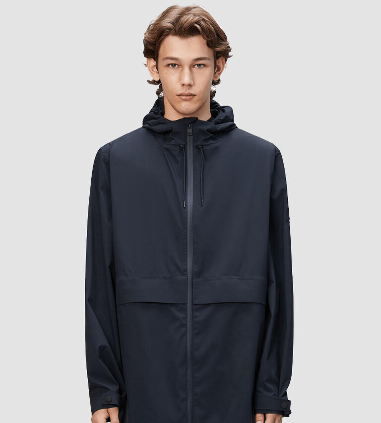 Se vårat urval av regnkläder till herr hos Illums Bolighus