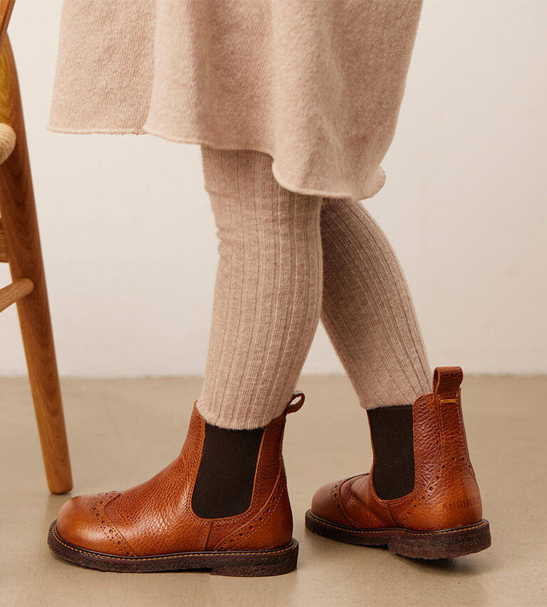 K&ouml;p skor till barn hos Illums Bolighus