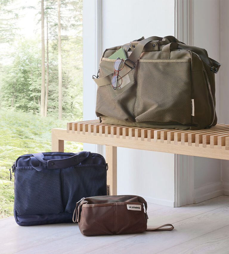 Se v&aring;rat urval av v&auml;skor till herr hos Illums Bolighus