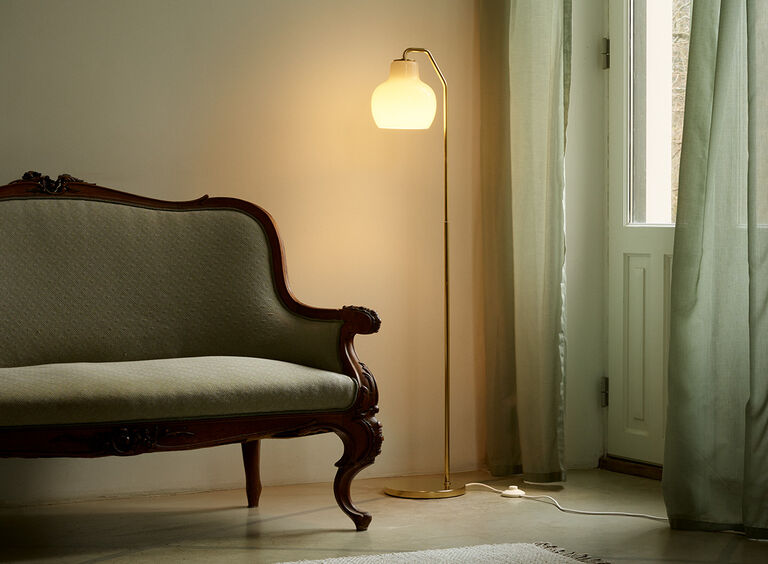 Köp VL Ring Crown golvlampa och bordslampa från Louis Poulsen