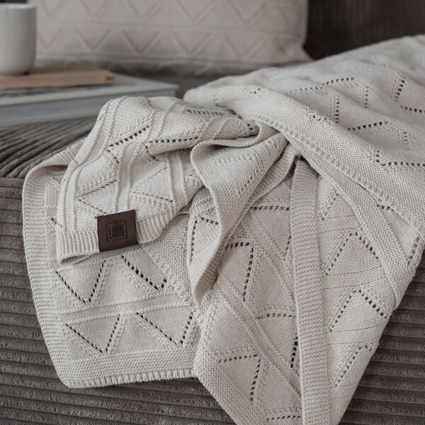 Stickad Kudde Mauntain, beige melange, By LOHN