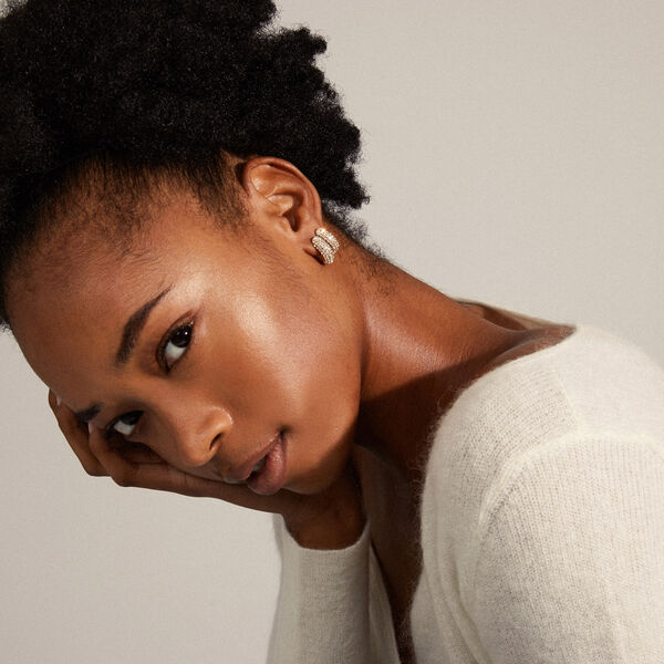 LONA Chunky Crystal Huggie Hoops, guldpläterat LONA Chunky Crystal Huggie Hoops, guldpläterat, Pilgrim