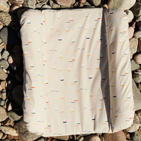 Dove sk&ouml;tb&auml;dd, pond boats, Dear April