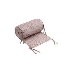 Quiltet spjälsängsskydd, waves powder, Done by Deer