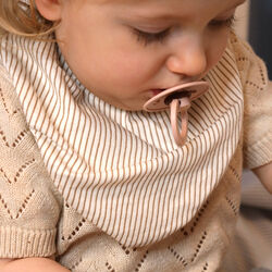 Bandana Jersey haklapp 2-pack, classic stripes camel, Cam Cam Copenhagen