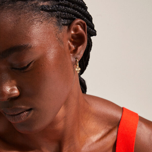 DAGMAR Huggie Öronhängen, guldpläterat, Pilgrim