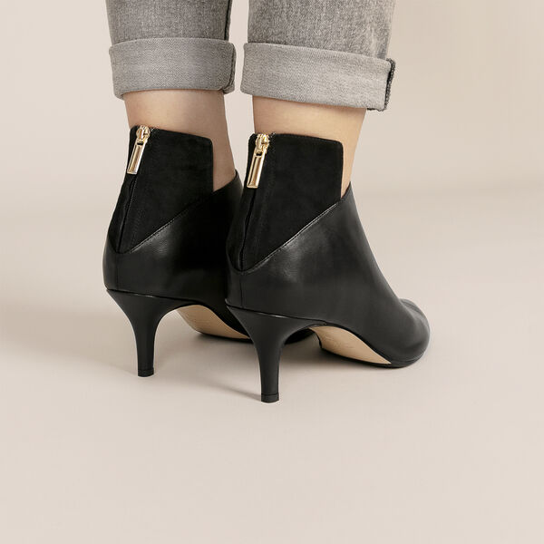 Ivy, black, Roccamore