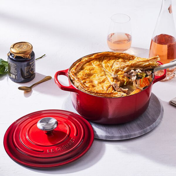 Signature gjutj&auml;rn rund gryta &Oslash; 26 cm, cerise, Le Creuset