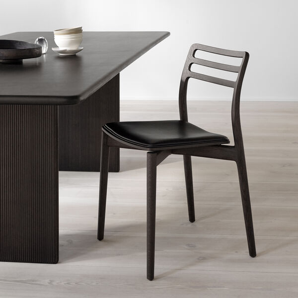 Vipp481 Cabin matbordsstol, m&ouml;rkbetsad ek/svart, Vipp