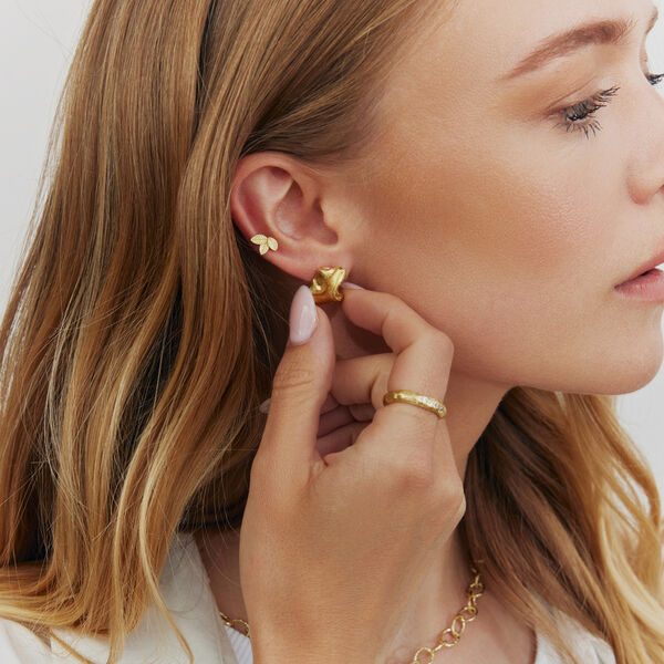 Dahlia post earring w. leaves, gold plated, Pure by Nat