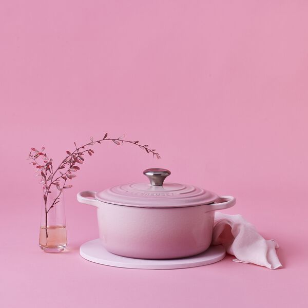 Signature gjutj&auml;rn rund gryta &Oslash; 24 cm, shell pink, Le Creuset
