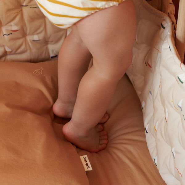 Nori Spjälsängskydd, pond boats, Dear April