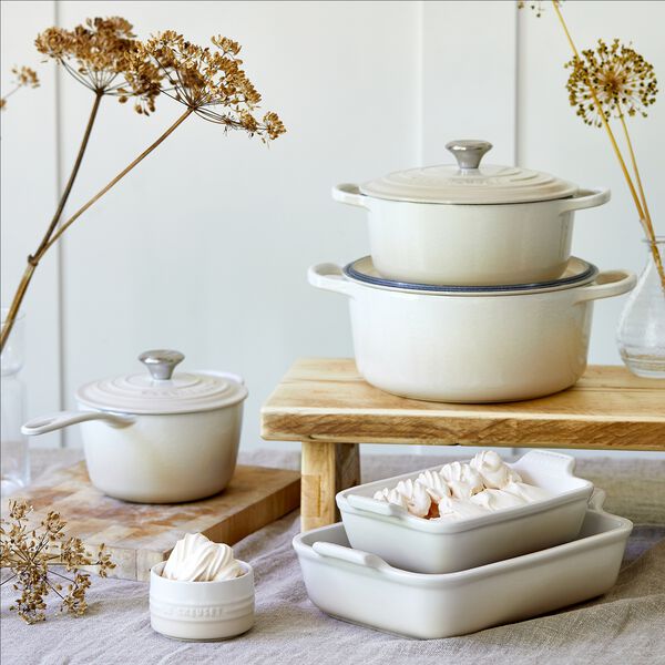 Signature gjutj&auml;rn rund gryta &Oslash; 26 cm, meringue, Le Creuset