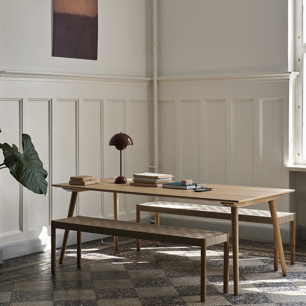 In Between SK5 matbord, ek, &Tradition