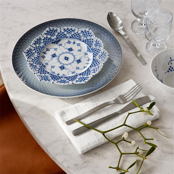 Blue Fluted Full Lace tallrik med genomsk&auml;rningskant &Oslash; 21 cm, Royal Copenhagen
