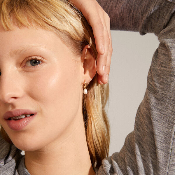 BERTHE återvunna pärlhoopörhängen, guld, Pilgrim