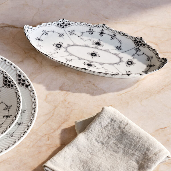 Black Fluted Half Lace ovalt fat 24.5 cm, Royal Copenhagen