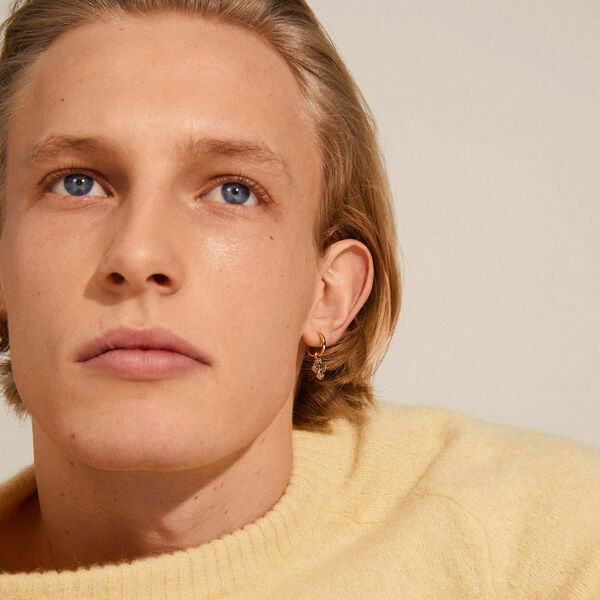 DAGMAR Huggie Öronhängen, guldpläterat, Pilgrim