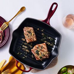 Signature gjutj&auml;rn kvadratisk grillpanna 26 cm, garnet, Le Creuset