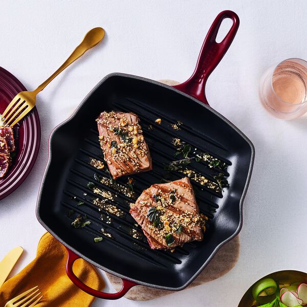 Signature gjutj&auml;rn kvadratisk grillpanna 26 cm, garnet, Le Creuset
