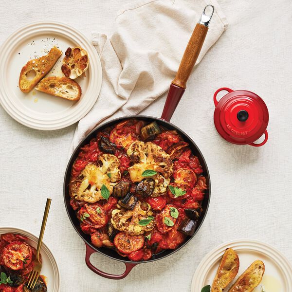 Signature gjutj&auml;rn stekpanna med tr&auml;handtag &Oslash; 28 cm, garnet, Le Creuset