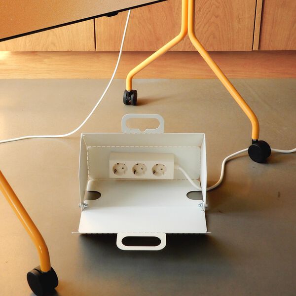 Cable House, pearl, Pedestal