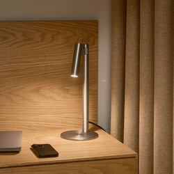 Makoto bordslampa, satin krom, Design For The People