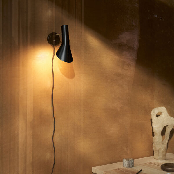 AJ V&auml;gglampa, brass/black, Louis Poulsen