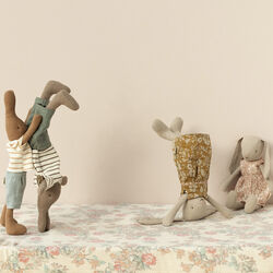 Hare storlek 1 med blus och shorts, chocolate brown, Maileg