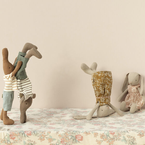 Hare storlek 1 med blus och shorts, chocolate brown, Maileg