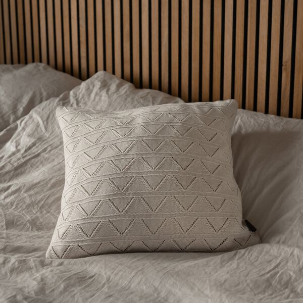 Stickad Kudde Mauntain, beige melange, By LOHN