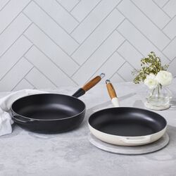 Signature gjutj&auml;rn stekpanna med tr&auml;handtag &Oslash; 28 cm, meringue, Le Creuset