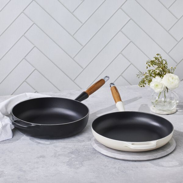 Signature gjutj&auml;rn stekpanna med tr&auml;handtag &Oslash; 28 cm, meringue, Le Creuset