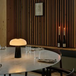 Glossy Mini Portable bordlampe, svart, Design For The People