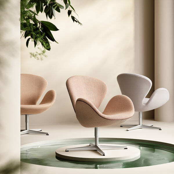 Swan&trade; 3320 Loungestol with Piping Choice 2024, creme/brown 0428/chestnut, Fritz Hansen