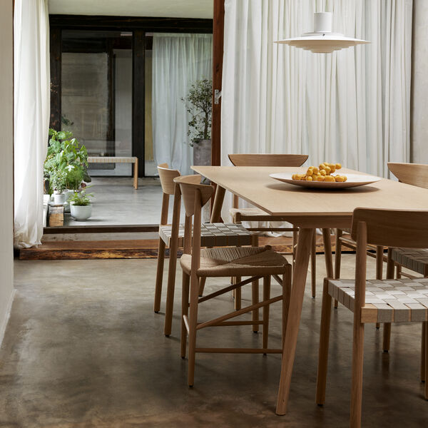 In Between SK5 matbord, ek, &Tradition