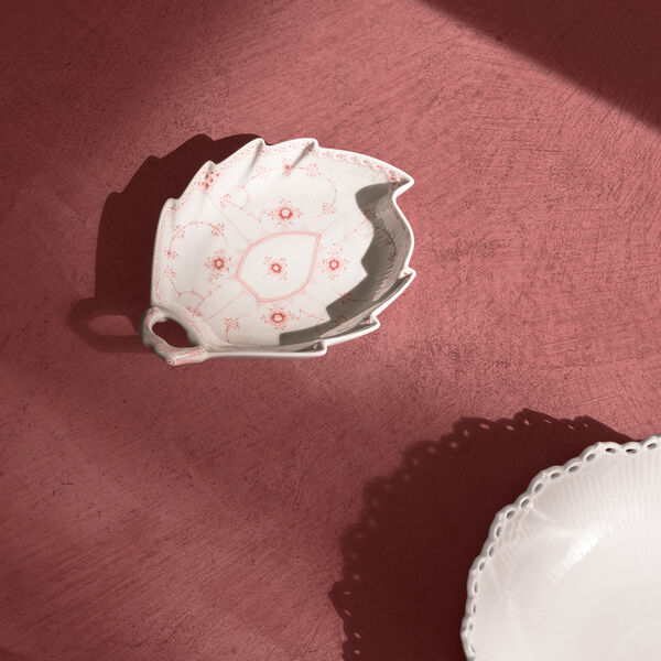 Coral Fluted Half Lace Leaf fat 23 cm, Royal Copenhagen