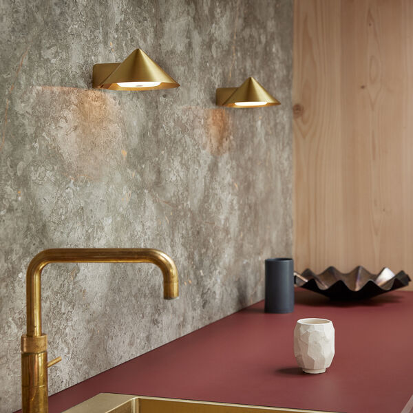Grasp Wall Lamp, brass, FRANDSEN