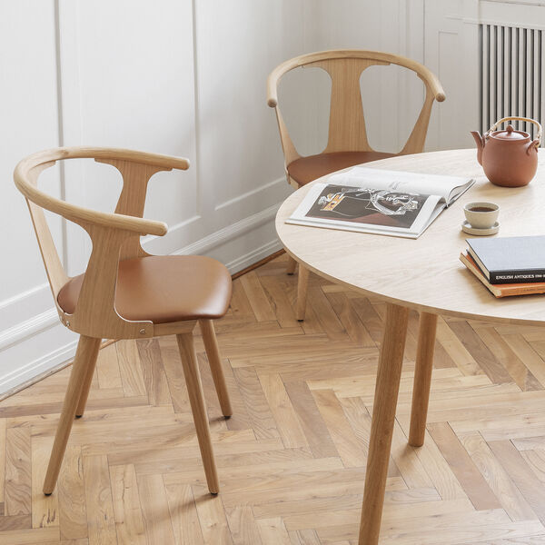 In Between SK2 Stol, oak/cognac, &Tradition