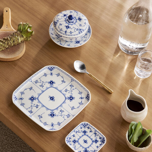 Blue Fluted Half Lace sk&aring;l med lock och fat 30 cl, Royal Copenhagen