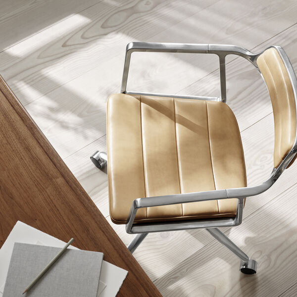 VIPP452 | Swivel Chair | Castors | sand/polished aluminium | Stol, Vipp