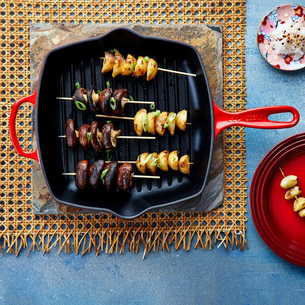 Signature gjutj&auml;rn kvadratisk grillpanna 26 cm, cerise, Le Creuset