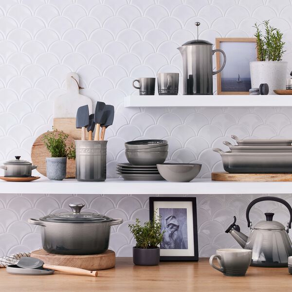 Signature gjutj&auml;rn rund gryta &Oslash; 28 cm, flint, Le Creuset