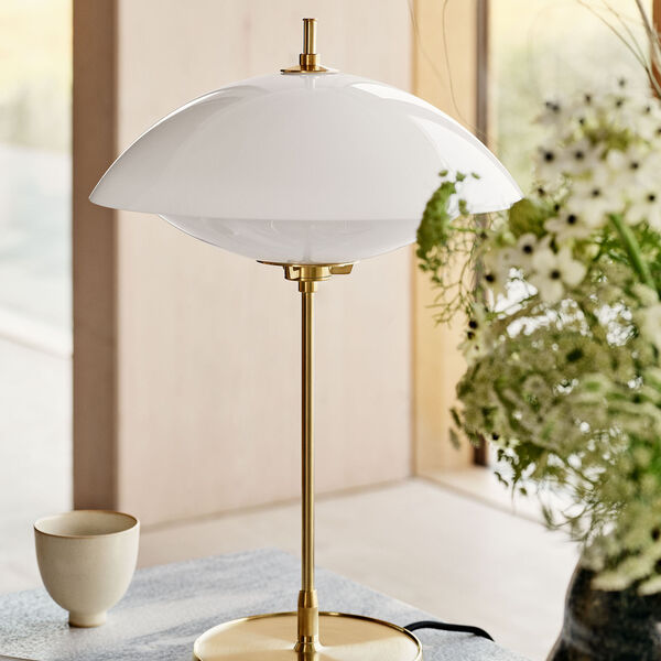 Clam&trade; Table Lamp, opal/brass, Fritz Hansen