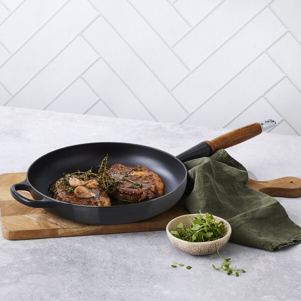 Signature gjutj&auml;rn stekpanna med tr&auml;handtag &Oslash; 28 cm, matte black, Le Creuset