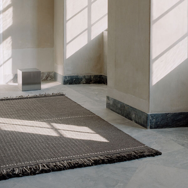 Awakened Mind golvmatta, charcoal, Linie Design